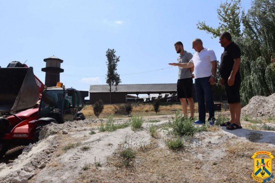 28 липня 2025 року міський голова Первомайської громади Олег Демченко здійснив виїзд на центральний міський пляж «Райдуга» для огляду ходу робіт із облаштування зони відпочинку для людей з інвалідністю