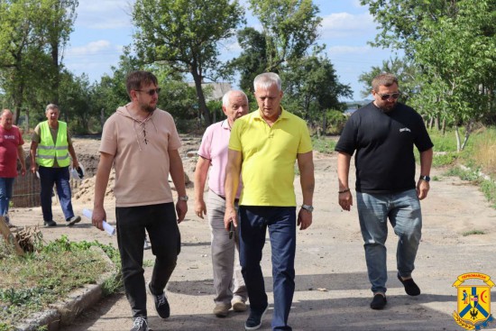 31 липня 2025 року міський голова Первомайської громади Олег Демченко разом із першим заступником Дмитром Малішевським та керівником КП «ПУВКГ» В’ячеславом Григоренком здійснили виїзну перевірку ходу реалізації інфраструктурних проєктів на двох об’єктах