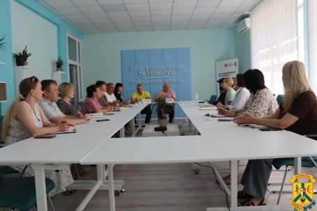 04 липня 2025 року в адміністративній будівлі Первомайської міської ради відбулася важлива ознайомча зустріч міського голови Олега Демченка з представниками благодійного фонду &laquo;Посмішка&raquo; та міжнародної гуманітарної організації JERU