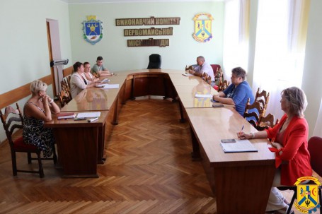 19 серпня 2025 року в приміщенні виконавчого комітету Первомайської міської ради відбулося засідання комісії з розгляду видатків для надання компенсації членам сімей загиблих захисників і захисниць на встановлення надгробних пам&rsquo;ятників