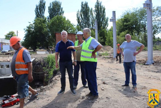 19 серпня 2025 року міський голова Первомайської міської територіальної громади Олег Демченко разом із першим заступником Дмитром Малішевським та директором КП «ПУВКГ» В’ячеславом Григоренком здійснили робочий виїзд на будівельний майданчик