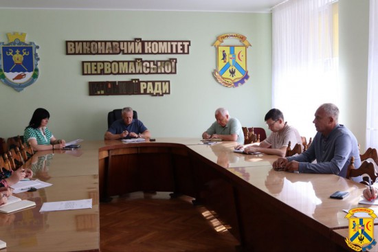 15 вересня 2025 року в приміщенні виконавчого комітету розпочався новий робочий тиждень. Традиційно його відкрила ранкова робоча нарада, яку провів очільник Первомайської міської територіальної громади Олег Демченко