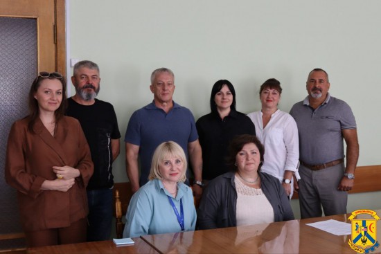 16 вересня 2025 рокувідбулася робоча зустріч очільника громади Олега Демченка з членом правління та співзасновником громадської організації «Десяте квітня» В’ячеславом Бондарем і президентом організації Мариною Курочкіною