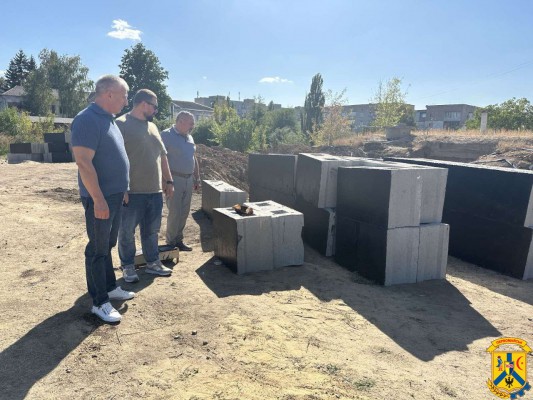 16 вересня 2025 року очільник Первомайської громади Олег Демченко разом із заступником міського голови Володимиром Рябченком перевірили хід робіт із модернізації системи водопостачання на одному з об’єктів КП «ПУВКГ» в мікрорайоні «Фрегат»