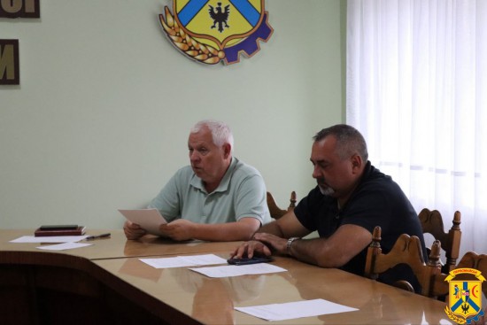 17 вересня 2025 року в залі засідань виконавчого комітету Первомайської міської ради відбулося чергове засідання постійно діючої комісії з питань найменування та перейменування об’єктів топоніміки, встановлення пам’ятних знаків і меморіальних дошок