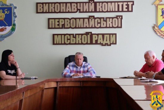 18 вересня 2025 року у залі засідань виконавчого комітету відбулася чергова ранкова робоча нарада під головуванням очільника Первомайської міської територіальної громади Олега Демченка