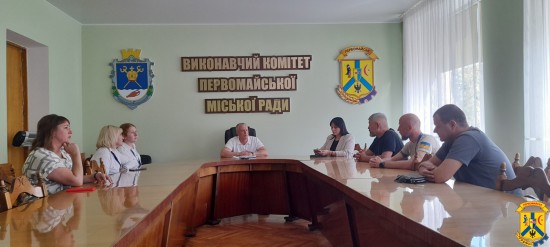 22 вересня 2025 року у приміщенні виконавчого комітету Первомайської міської ради відбулася робоча зустріч міського голови Олега Демченка з представниками громадської організації «Десяте квітня»
