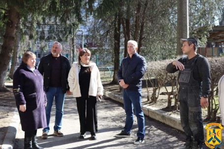 12 березня 2026 року очільник Первомайської міської територіальної громади Олег Демченко спільно із заступником міського голови Володимиром Рябченком та директоркою Первомайського центру соціальних служб Ларисою Крижановською оглянули хід ремонтних робіт 