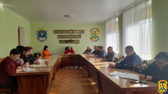18 березня 2026 року в залі засідань виконавчого комітету Первомайської міської ради відбулася чергова ранкова робоча нарада під головуванням міського голови Олега Демченка