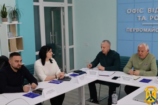 24 березня 2026 року в офісі відновлення та розвитку Первомайської громади відбулася робоча зустріч із міжнародним експертом Міжнародної організації з міграції (МОМ), присвячена розвитку інклюзивних послуг та впровадженню сучасних підходів до реабілітації