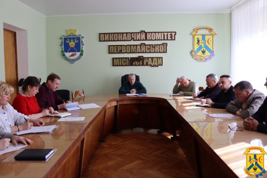 24 березня 2026 року в залі засідань виконавчого комітету Первомайської міської ради відбулася апаратна нарада під головуванням очільника громади Олега Демченка