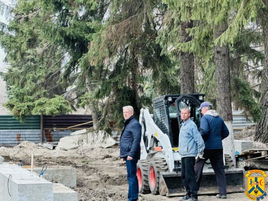26 березня 2026 року очільник Первомайської міської територіальної громади Олег Демченко здійснив перевірку ходу відновлення робіт із облаштування Алеї Слави у сквері Перемоги в центрі міста
