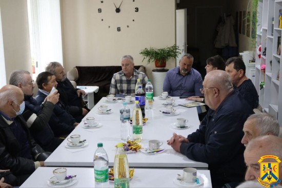Напередодні відзначення Міжнародного дня пам&rsquo;яті жертв Чорнобильської катастрофи, який традиційно вшановується 26 квітня, у Первомайській громаді відбувся &laquo;круглий стіл&raquo; за участі її очільника Олега Демченка та членів асоціації інвалідів Чорнобиля