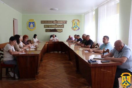 25 травня 2026 року черговий робочий тиждень у Первомайській міській територіальній громаді традиційно розпочався з ранкової робочої наради, яка відбулася у залі засідань виконавчого комітету під головуванням очільника громади Олега Демченка