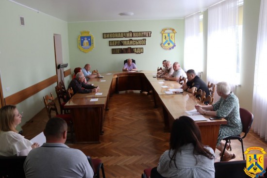 27 травня 2026 року у малій залі засідань Первомайської міської ради відбулося засідання конкурсного комітету з визначення автомобільних перевізників для роботи на автобусних маршрутах загального користування громади