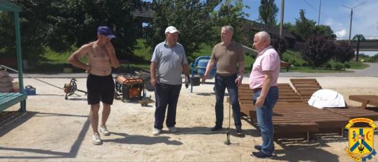 17 червня 2026 року очільник Первомайської міської територіальної громади Олег Демченко спільно з першим заступником міського голови Дмитром Малішевським здійснили робочий виїзд на територію міського пляжу &laquo;Райдуга&raquo;