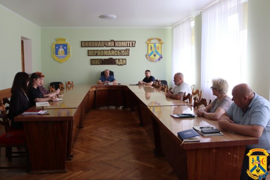 18 червня 2026 року в залі засідань виконавчого комітету Первомайської міської ради відбулася чергова ранкова робоча нарада під головуванням міського голови Первомайської міської територіальної громади Олега Демченка