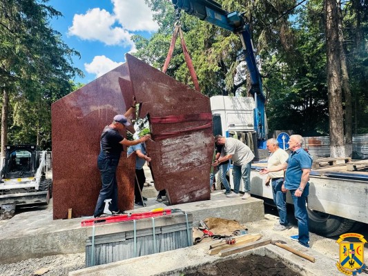 18 червня 2026 року очільник Первомайської міської територіальної громади Олег Демченко спільно з першим заступником міського голови Дмитром Малішевським та начальником УЖКГ Олександром Лисим відвідали будівельний майданчик у сквері Перемоги