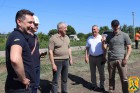 22 червня 2026 року очільник Первомайської міської територіальної громади Олег Демченко спільно з начальником управління житлово-комунального господарства Олександром Лисим здійснили робочу поїздку до об&rsquo;єктів, де наразі тривають роботи з реконструкції