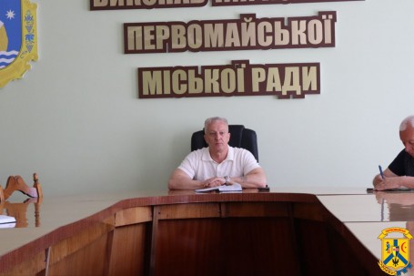 5 червня 2026 року в залі засідань виконавчого комітету Первомайської міської ради відбулася чергова ранкова робоча нарада під головуванням міського голови Первомайської міської територіальної громади Олега Демченка
