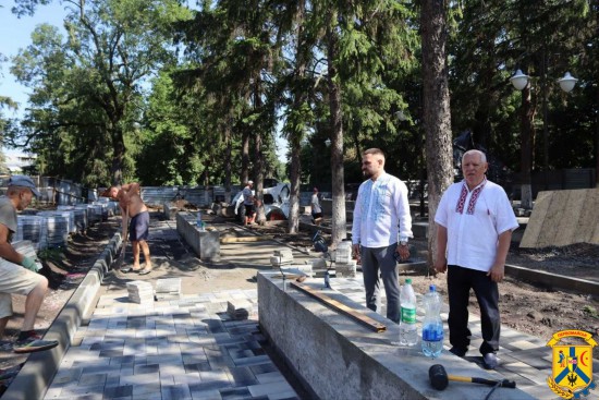 15 липня 2026 року перший заступник міського голови Дмитро Малішевський та заступник міського голови Тимур Глушко здійснили огляд робіт в сквері Перемоги