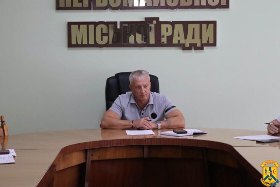 24 липня 2026 року в залі засідань виконавчого комітету Первомайської міської ради відбулася робоча нарада з питань житлово-комунального господарства під головуванням очільника Первомайської міської територіальної громади Олега Демченка