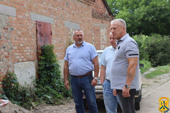 24 липня 2026 року очільник Первомайської міської територіальної громади Олег Демченко спільно з заступниками здійснив виїзний огляд ходу будівельних робіт із облаштування вхідної групи до підвального приміщення поблизу гімназії №2