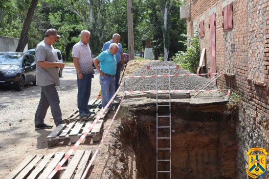 6 липня 2026 року очільник Первомайської міської територіальної громади Олег Демченко спільно з заступниками здійснили виїзний огляд виконання робіт з облаштування вхідної групи до підвального приміщення поблизу гімназії №2