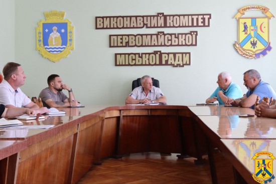 6 липня 2026 року в залі засідань виконавчого комітету Первомайської міської ради відбулася традиційна ранкова робоча нарада під головуванням очільника Первомайської міської територіальної громади Олега Демченка