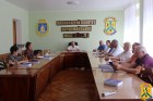 31 серпня 2026 року в залі засідань виконавчого комітету Первомайської міської ради очільник громади Олег Демченко провів робочу зустріч із представниками Миколаївського фонду &laquo;Любисток&raquo;