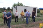 2 вересня 2026 року очільник Первомайської міської територіальної громади Олег Демченко разом із колегами здійснили робочий виїзд на територію, де реалізується проєкт зі створення модульного житла для внутрішньо переміщених осіб